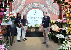 Prisca W.M., Keziah Gichohi en Bart Engels van Red Land Roses