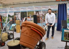 Matthias Daisenberger of Modatech with a container lifter.