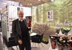 Knud Elmer Jørgensen from HASSØ showing its laminated black and shiny sleeve.