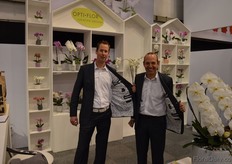 From the outside just a suit, from the inside a colorful pattern of orchids. On the photo a proud Ted van Kester and Mathieu van Koppen