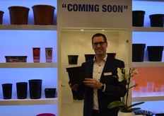 A new series of containers, the Decotainers, will be launched soon but is already presented at the fair. The range will consist of 2, 3, 4, 5, 5,7 and 10 liter pots. On the photo Jorg Swagemakers (Krimpen)