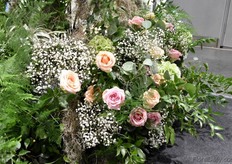 Their little arbor was decorated with garden roses and several flowers in pastel colours, being a trend for weddings & parties.