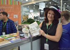 Warja showing an article on Dekker Chrysanten published in a Russian magazine.