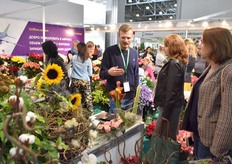 Vitaleck of Uniflora explaining visitors on the very broad assortment of the company.