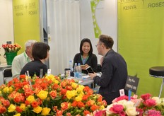 Zing Yeo of Waridi talking with customers.