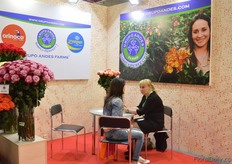 Tanja Dolinko of Grupo Andes Farms talking with a visitor.