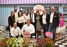 The team of Danziger with Mr. Plant Geek. At the booth of Danziger Scoop is the highlight. Besides the scabiosa Scoop, danziger now also named a petunia series Scoop. At the AIPH Grower of The Year Award, Danziger Guatemala won the bronze award in the category Young Plants.