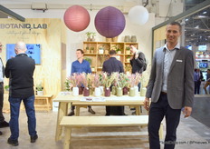 Henning Brejnholt of BotaniQlab. They are Danish plant producers and work for several years with a trend agency that helps us with their choice on ceramics. Also, they inform them about the flower trends that will come - like an 'old' trend, the dried flowers. On the table behind them, they are presented.