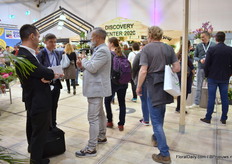 The IPM Discovery Center is the 'hotspot for specialist retailers'. In this area, the focus was on new findings and fresh ideas for the successful marketing of horticultural products and services. The POS Discovery Center was relocated to Hall 7 of the modernized Messe Essen venue. Creative director Romeo Sommers (in the gray suit in the picture talking to visitors) and his team provided a platform for the “heroes” of the industry.