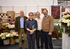 Ricardo Kohn of Fresh-o-Fair, Juan Rodriguez of Hacienda Santa Fe, Esteban Munoz and Fernando Munoz of Fresh-o-Fair, a platform that serves as a channel between Ecuadorian flower farms and the European consumer. It was established last year and is really starting to pick up now. One of the changes this platform brings is that florists now can make their own choices instead of the wholesalers, who used to choose.