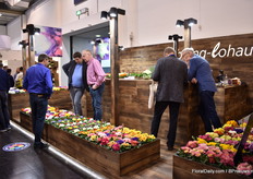 Günter Kemper of Ebbing-Lohaus talking with visitors in his completely renewed booth.
