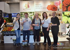 Rosa Eskelund of Roses Forever with the Norwegian grower Kristiansen Gartneri who grows the Infinity and Sweet Home Roses of Roses Forever and Gonvor, Monica and Carolina of Bama, a Norwegian company engaged in wholesale trading of imported and Norwegian-produced fresh produce in fruits, vegetables and flowers.
