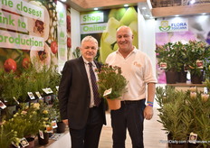 Luca Quilic of Flora Toscana, a cooperative in the Italian horticultural sector, with Adrian Parsons of Helix Waxflower, a Australian wax flower breeding company. Parsons is holding a relatively new variety named Moonlight Delight (Chameloucium uncinatum) that is grown in Italy and Spain. "It is a variety with big white flowers and one of the most trendy we have now in the EU", says Quilic.