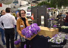 Annie Niber of Garneriet Tvillingaard presenting the Jiffy paper and waterproof pot. They started to sell part of their production in this concept and they are satisfied with the result. "Everyone is talking about sustainability and this concept adapts very well to it, and we saw it in the demand for this product last year."