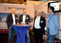 Dion Middendorp, Arthur Clardy en Frank Huiskens in gesprek met een bezoeker van de stand van Sanders.