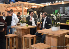 Gelijk een gezellige drukte bij de mooie stand van Veldwerk