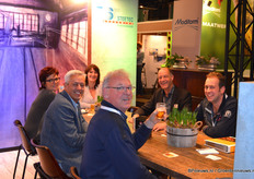 Team van Steetec gezellig aan het tafelen met bezoekers