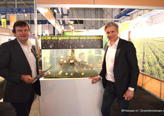 Erwin Weening en Andre de Ridder van DCM Nederland - met goud voor de bodem bij zich.