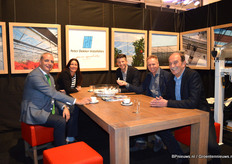 De mensen van Kwekerij Vreugdenberg zijn gezellig bij Peter Dekker Installaties aan het bijpraten.