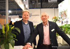Herman v.d. Breggen van Plantenkwekerij Vreugenhil. Links van hem Koos v.d. Klugt van Plantenkwekerij v.d. Klugt