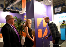 Ad van Roon van Boekestijn Elektro ziet het boosten van de business gebeuren en Miranda Dekker vertelt spelregels aan bezoeker.