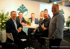 Een volle stand bij AAB met Erik Bax, Rene van den Nouweland, Leon Lankester, Eltje Loman (RVO) en Wendy en Leo Ammerlaan