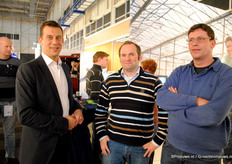 Tom Vermeulen van Huwasan doet een rondje over de beurs met de mannan van Van Eck: Richard van Lierop en Paul van Eck