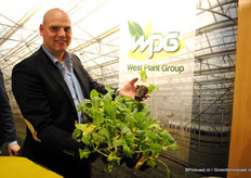 Wieke laat de koolplanten van het bedrijf zien, opgekweekt in 250cc tray