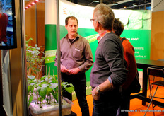 Joan Timmermans geeft uitleg bij Nova Crop Control