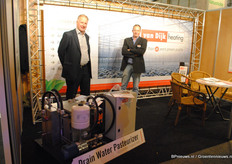 Maar Mark wil ook nog wel met Hans Hartingh op de foto. En met de installaties natuurlijk.