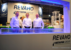 De nieuwe looks van Revaho, met de vertrouwde watermuur en de vertrouwde Wouter Vuijk, Frank van Luijk en John van Marrewijk.