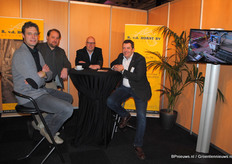 Ren en Wim van der Horst met gasten in de stand. En nu met de goede kant van de foto boven.