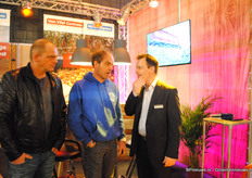 Johan van Paassen (rechts) van Van Vliet Contrans/ Milieu Express hoeft geen kachelhout meer te hakken.