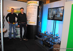 De mannen van AgroZone op de foto. Vanwege de naderende zuiveringsplicht staan de zuiveringsoplossingen van het bedrijf sterk in de aandacht.