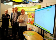 De mannen van Letsgrow met de schermen waarop de klimaatanalyse staat