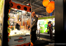 Casper den Drijver van Goodmorning staat achter de gokkast