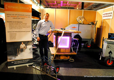 Toon Hopmans met de vloeren- en doekenreiniger met kokend water.