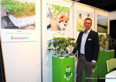 Tiny van den Berk van BrabantPlant presenteert de nieuwe huisstijl van de plantenkwekerij.