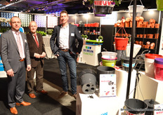 Everard de Bruin, Jan de Bruin en Ted Verbraeken van De Bruin Plantpot. Het bedrijf had verschillende noviteiten te melden, waaronder een pot met ventiel en extra waterbuffer, bijzonder geschikt voor langer transport (op de voorgrond).