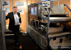 Herman van der Jagt van Hans van der Poel, hier bij de semi-automatische leliepotmachine. Hiermee kunnen 2 man in een uur 6200 bollen potten.