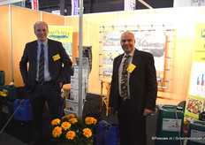 Hans van Vulpen en Leo de Hoog van Pronafit. Op de voorgrond prijkt een bos nieuwe Willem Orrens chrysanten van Dekker Chrysanten, van kwekerij Demifleur.