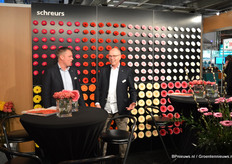 Edwin van Dop en Willem v/d Berg van Schreurs, met op de achtergrond de herkenbare en altijd weer mooie gerbera wand.