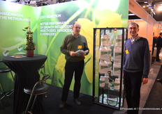 Hans de Ruiter en Gert van den Berg van Surfaplus, een bedrijf dat hulpstoffen voor gewasbeschermingsmiddelen ontwikkelt