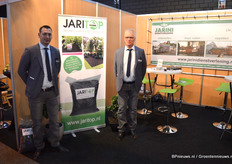 Jarini timmert aan de weg met het afdekmiddel JariTop, waartoe het bedrijf afgelopen week een website lanceerde. Op de foto Daan Kuik en Gerrit van der Caaij