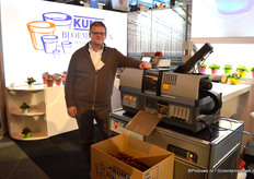 Dirk Buitendijk van Kuma Bloempotten. Het bedrijf produceert bloempotten, met name voor alles wat de consument zoal op de vensterbank zet.
