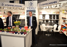 Pieter van Staalduinen van Teku Poppelmann. Een van de innovaties zijn de uitgesneden trays (zichtbaar op de voorgrond), waarmee meer van de plant en de pot zichtbaar is.