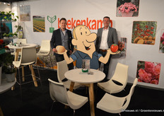 Stefan Oosterveer en Bas van der Kraan van Beekenkamp Plants. De figuur in het midden is 'Erik', vernoemd naar de dienstdoende teeltspecialist op het gebied van de veredeling van tomaten.