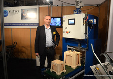 Wilco Vieveen van VieTech. Het bedrijf doet allerlei onderhoudswerkzaamheden, maar heeft min of meer en passant ook een machine ontwikkeld waarmee fusts schoongemaakt kunnen worden.