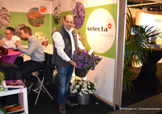 Ton de Bresser van Selecta One, hier met de veel geroemde Night Sky petunia.