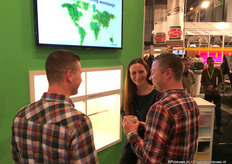 Telers kijken naar de nieuwe serie Harmony-schermen bij Svensson